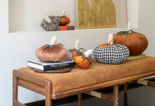 Cargar imagen en el visor de la galería, CALABAZA TELA BLANCO Y NEGRO MEDIANA OBJETO DECORATIVO