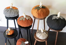 Cargar imagen en el visor de la galería, CALABAZA TELA PANA NARANJA OBJETO DECORATIVO
