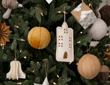 Cargar imagen en el visor de la galería, ESFERAS CHRISTMAS VILLAGE, JUEGO DE 3 PZ
