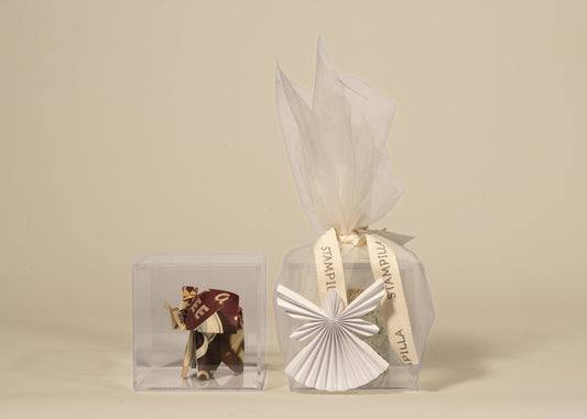 Bolo de elefante de origami con envoltura de tul, tarjeta blanca y origami blanco