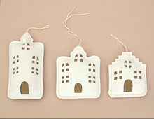 Cargar imagen en el visor de la galería, ESFERAS CHRISTMAS VILLAGE, JUEGO DE 3 PZ