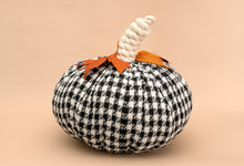 Cargar imagen en el visor de la galería, CALABAZA TELA BLANCO Y NEGRO MEDIANA OBJETO DECORATIVO