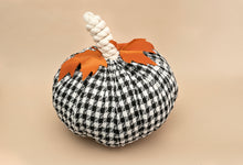 Cargar imagen en el visor de la galería, CALABAZA TELA BLANCO Y NEGRO MEDIANA OBJETO DECORATIVO