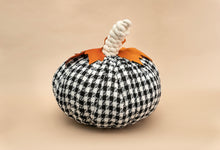 Cargar imagen en el visor de la galería, CALABAZA TELA BLANCO Y NEGRO MEDIANA OBJETO DECORATIVO