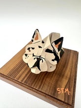 Cargar imagen en el visor de la galería, Bulldog francés de origami hecho a mano, detalle sobre la base de madera firmada