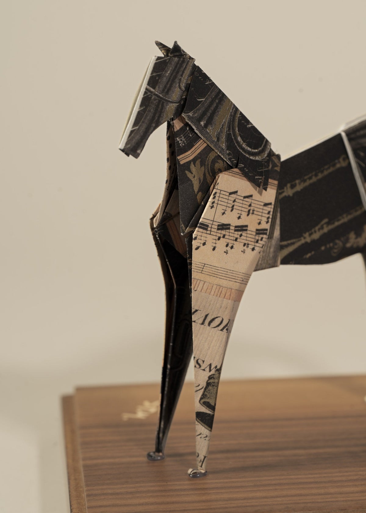 Detalle del caballo de origami: el papel impreso con partitura y texto en los pliegues