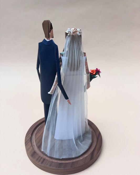 Novios, en papel plegado a mano