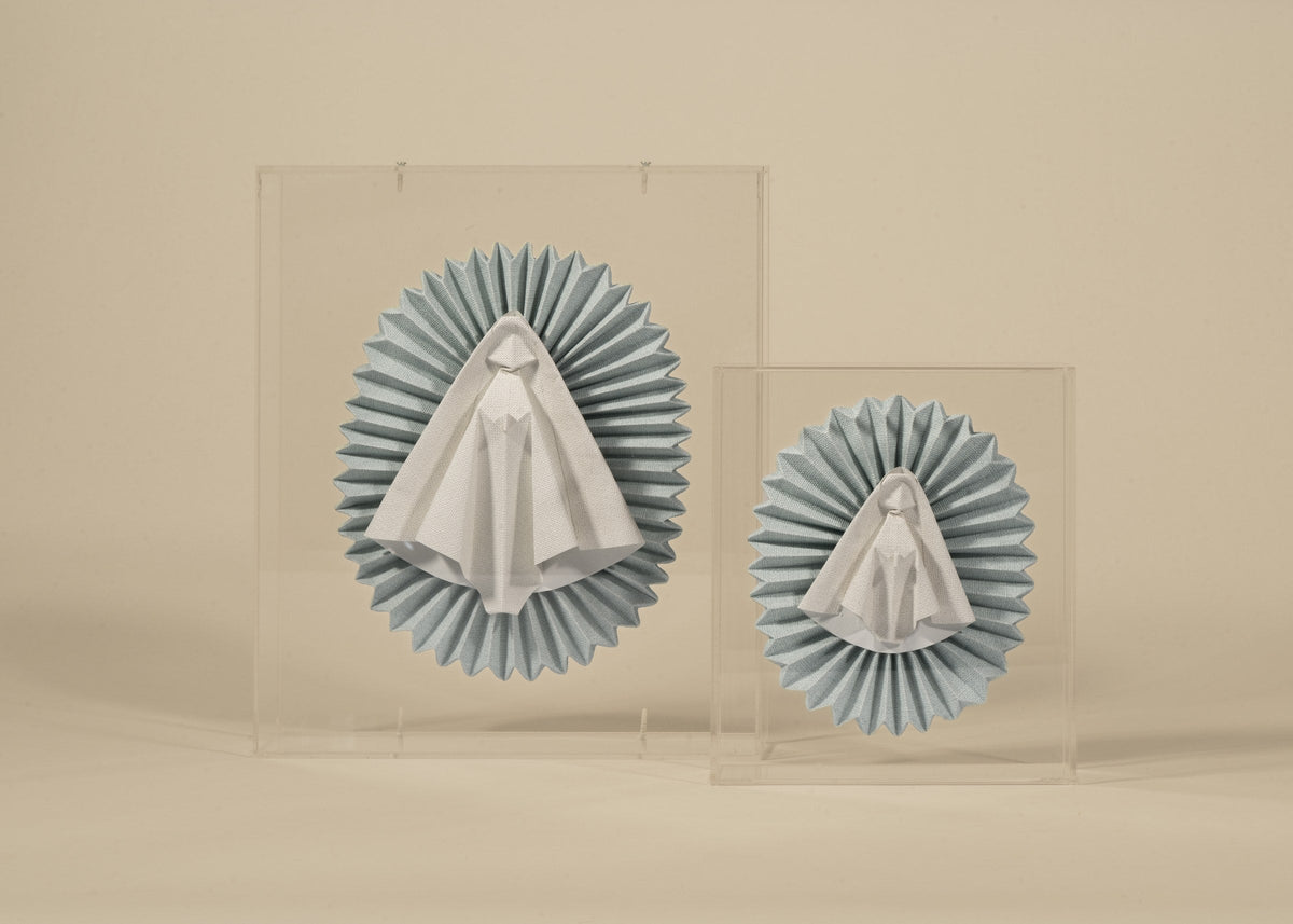 Virgen de origami azul cielo con blanco en sus dos tallas, mediana y chica, lado a lado