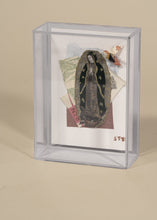 Cargar imagen en el visor de la galería, Virgen de Guadalupe en collage de papel, en caja de acrílico vista de perfil