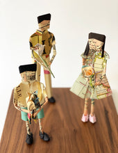 Cargar imagen en el visor de la galería, Niños con Flor