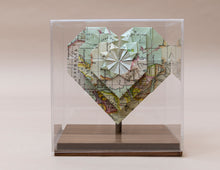 Cargar imagen en el visor de la galería, Corazon en caja de acrílico