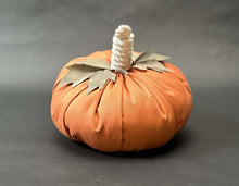 Cargar imagen en el visor de la galería, CALABAZA TELA NARANJA GRANDE OBJETO DECORATIVO
