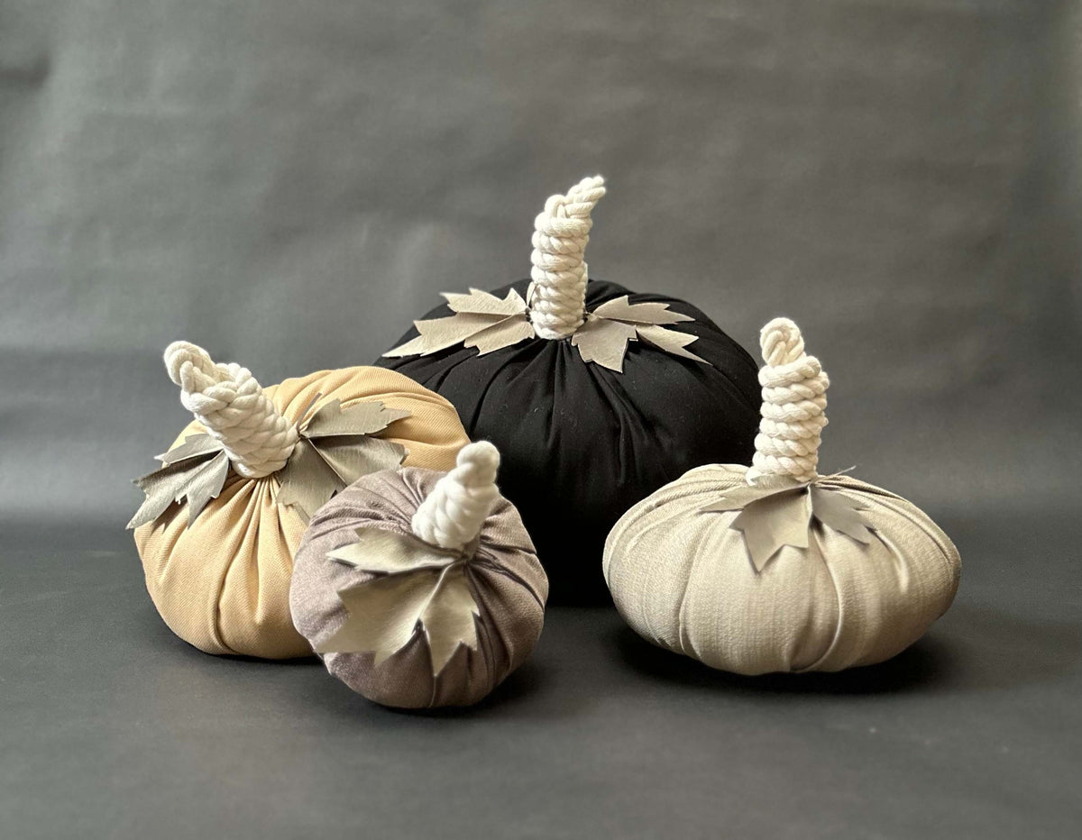 Calabaza de tela gris, chica, en tela cosida a mano