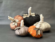 Cargar imagen en el visor de la galería, CALABAZA TELA BEIGE MEDIANA OBJETO DECORATIVO
