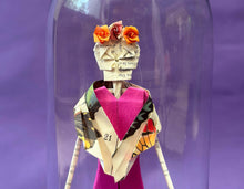 Cargar imagen en el visor de la galería, CAPELO CATRINA VESTIDO ROSA OBJETO DECORATIVO
