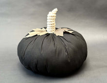 Cargar imagen en el visor de la galería, CALABAZA TELA NEGRA OBJETO DECORATIVO
