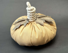 Cargar imagen en el visor de la galería, CALABAZA TELA BEIGE MEDIANA OBJETO DECORATIVO
