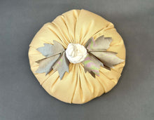 Cargar imagen en el visor de la galería, CALABAZA TELA BEIGE MEDIANA OBJETO DECORATIVO
