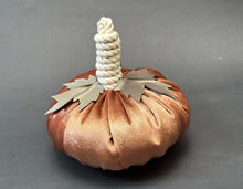 Cargar imagen en el visor de la galería, CALABAZA TELA NARANJA TERCIOPELO MEDIANA OBJETO DECORATIVO
