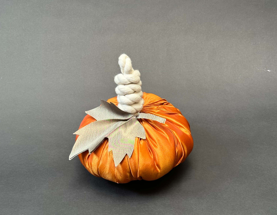 CALABAZA TELA Naranja Satín Chica  OBJETO DECORATIVO