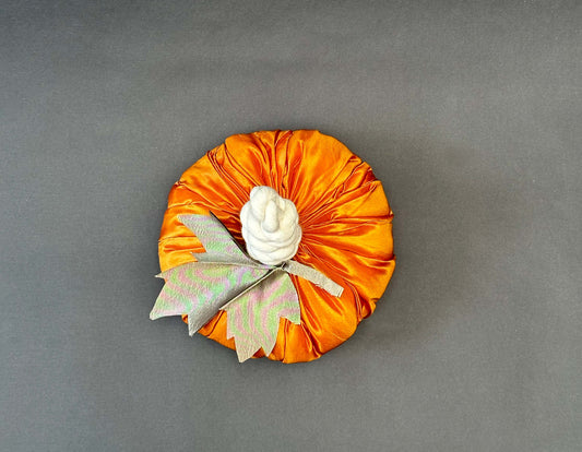 Calabaza de satín naranja, chica, hecha a mano en el taller de Stampilla