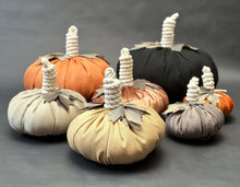 Cargar imagen en el visor de la galería, CALABAZA TELA BEIGE MEDIANA OBJETO DECORATIVO
