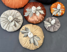Cargar imagen en el visor de la galería, CALABAZA TELA BEIGE MEDIANA OBJETO DECORATIVO
