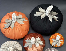 Cargar imagen en el visor de la galería, CALABAZA TELA NARANJA TERCIOPELO MEDIANA OBJETO DECORATIVO
