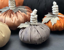 Cargar imagen en el visor de la galería, CALABAZA TELA Gris Chica  OBJETO DECORATIVO
