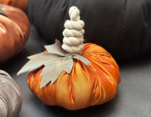 Cargar imagen en el visor de la galería, CALABAZA TELA Naranja Satín Chica  OBJETO DECORATIVO
