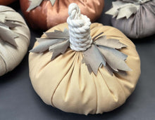 Cargar imagen en el visor de la galería, CALABAZA TELA BEIGE MEDIANA OBJETO DECORATIVO
