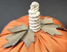 Cargar imagen en el visor de la galería, CALABAZA TELA NARANJA GRANDE OBJETO DECORATIVO
