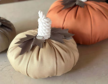 Cargar imagen en el visor de la galería, CALABAZA TELA BEIGE MEDIANA OBJETO DECORATIVO
