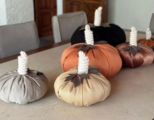 Cargar imagen en el visor de la galería, CALABAZA TELA BEIGE MEDIANA OBJETO DECORATIVO
