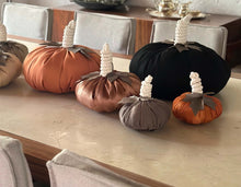 Cargar imagen en el visor de la galería, CALABAZA TELA NARANJA TERCIOPELO MEDIANA OBJETO DECORATIVO
