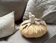 Cargar imagen en el visor de la galería, CALABAZA TELA BEIGE MEDIANA OBJETO DECORATIVO
