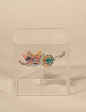 Cargar imagen en el visor de la galería, Avión de origami en acrílico junto al bolo ya envuelto
