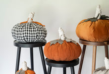 Cargar imagen en el visor de la galería, CALABAZA TELA BLANCO Y NEGRO MEDIANA OBJETO DECORATIVO
