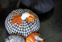 Cargar imagen en el visor de la galería, CALABAZA TELA BLANCO Y NEGRO MEDIANA OBJETO DECORATIVO

