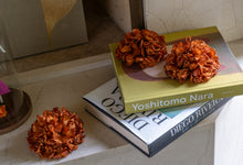 Cargar imagen en el visor de la galería, FLORES ALTAR OBJETO DECORATIVO
