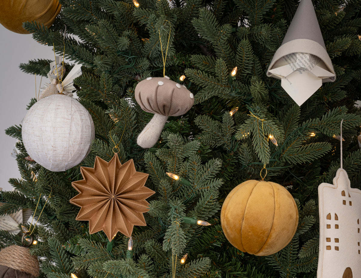 Esfera Champ gris colgada en el árbol de Navidad