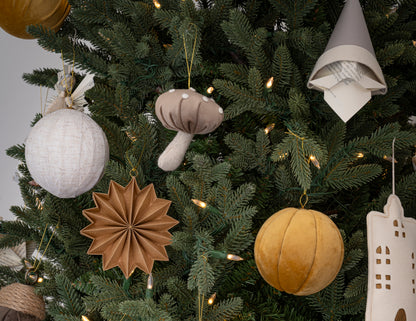 Esfera Champ gris colgada en el árbol de Navidad