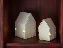 Cargar imagen en el visor de la galería, CHRISTMAS VILLAGE OBJETO DECORATIVO
