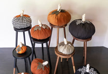 Cargar imagen en el visor de la galería, CALABAZA TELA NEGRA OBJETO DECORATIVO
