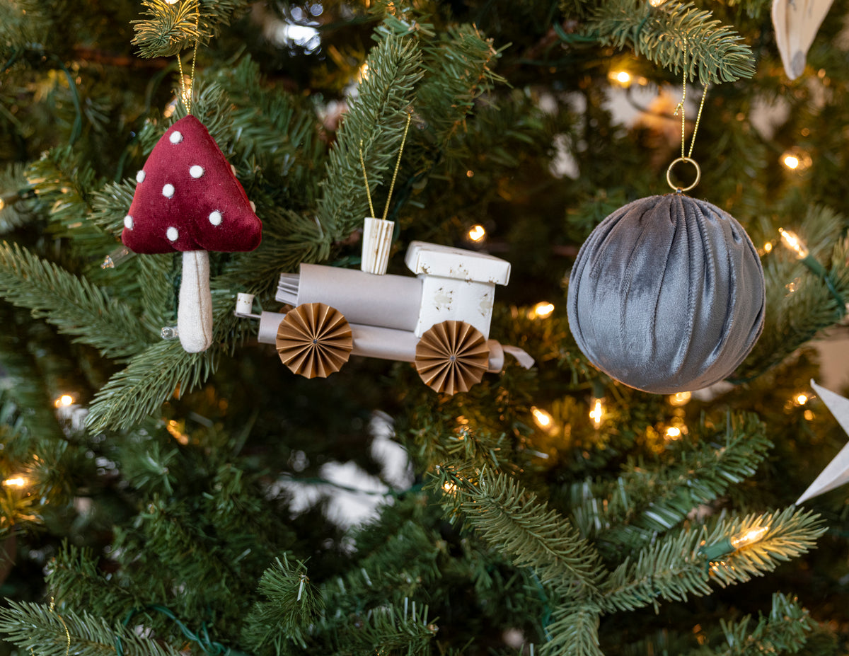 Esfera Mush vino colgada en el árbol de Navidad