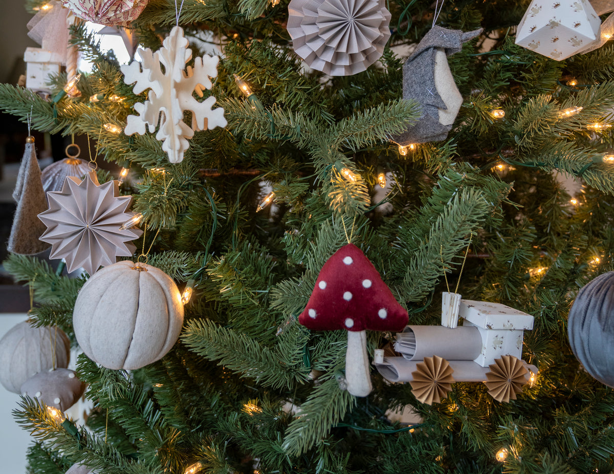 Esfera Mush en el árbol, entre otras piezas de Stampilla