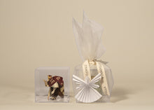 Cargar imagen en el visor de la galería, Bolo de elefante de origami con envoltura de tul, tarjeta blanca y origami blanco
