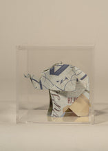 Cargar imagen en el visor de la galería, Elefante de origami en papel de mapas dentro de su caja de acrílico, para bolo
