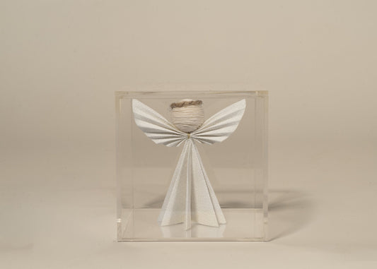 Ángel de origami blanco dentro de su caja de acrílico, para bolo de bautizo