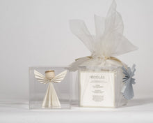 Cargar imagen en el visor de la galería, Bolo de ángel de origami con tarjeta blanca personalizada, envoltura de tul y origami azul
